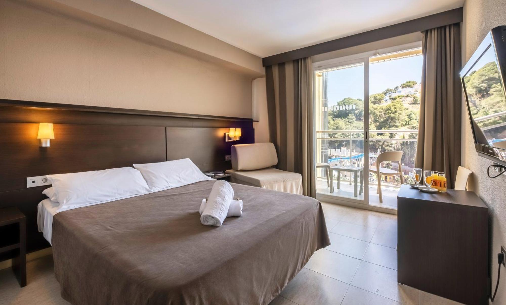 Camera Matrimoniale/Doppia con Letti Singoli con Vista Piscina (2 Adulti + 1 Bambino)